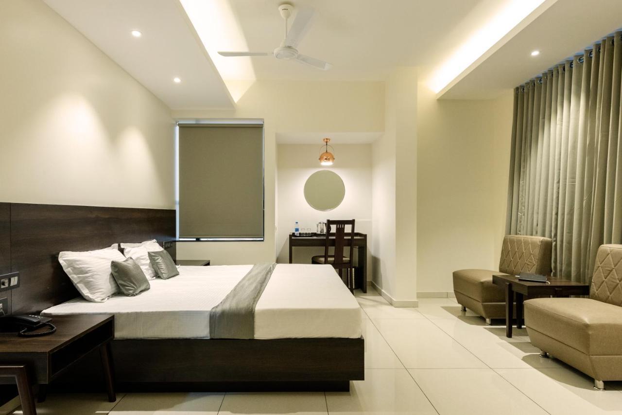 Hotel Paramount Suites & Service Apartments 망갈로르 외부 사진