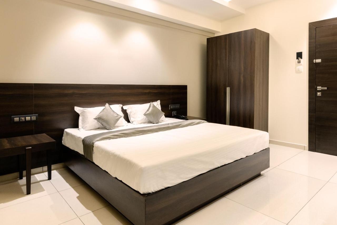 Hotel Paramount Suites & Service Apartments 망갈로르 외부 사진